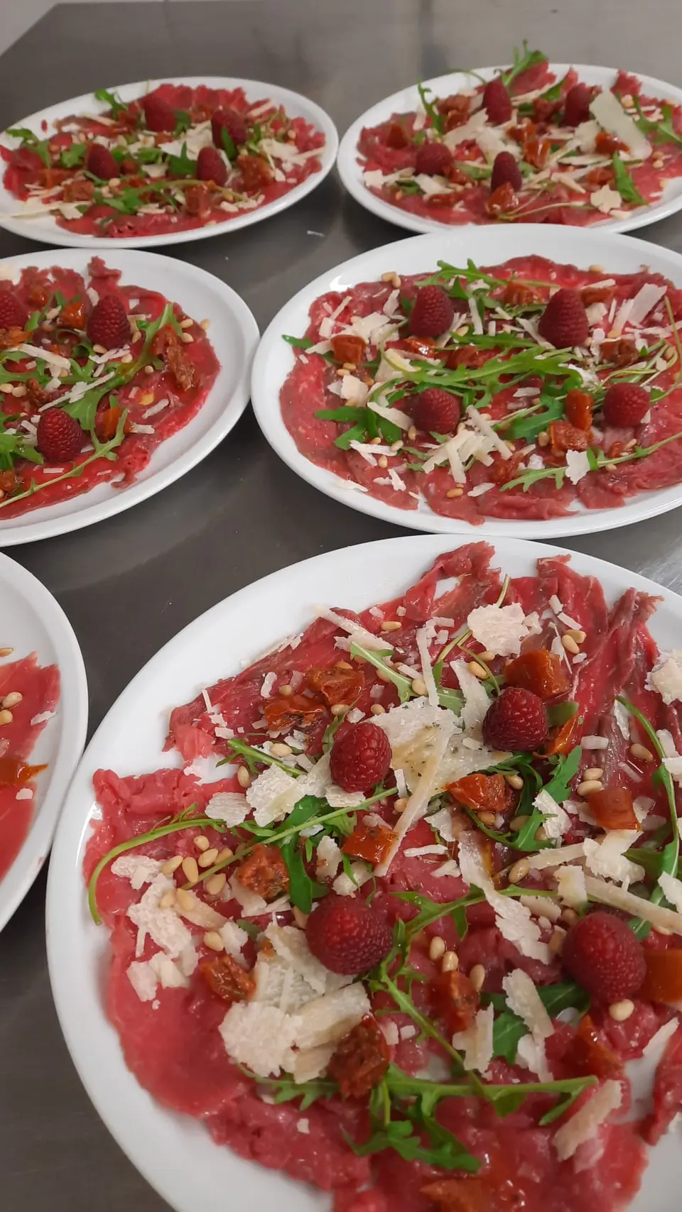 Borden met carpaccio, klaar om te serveren