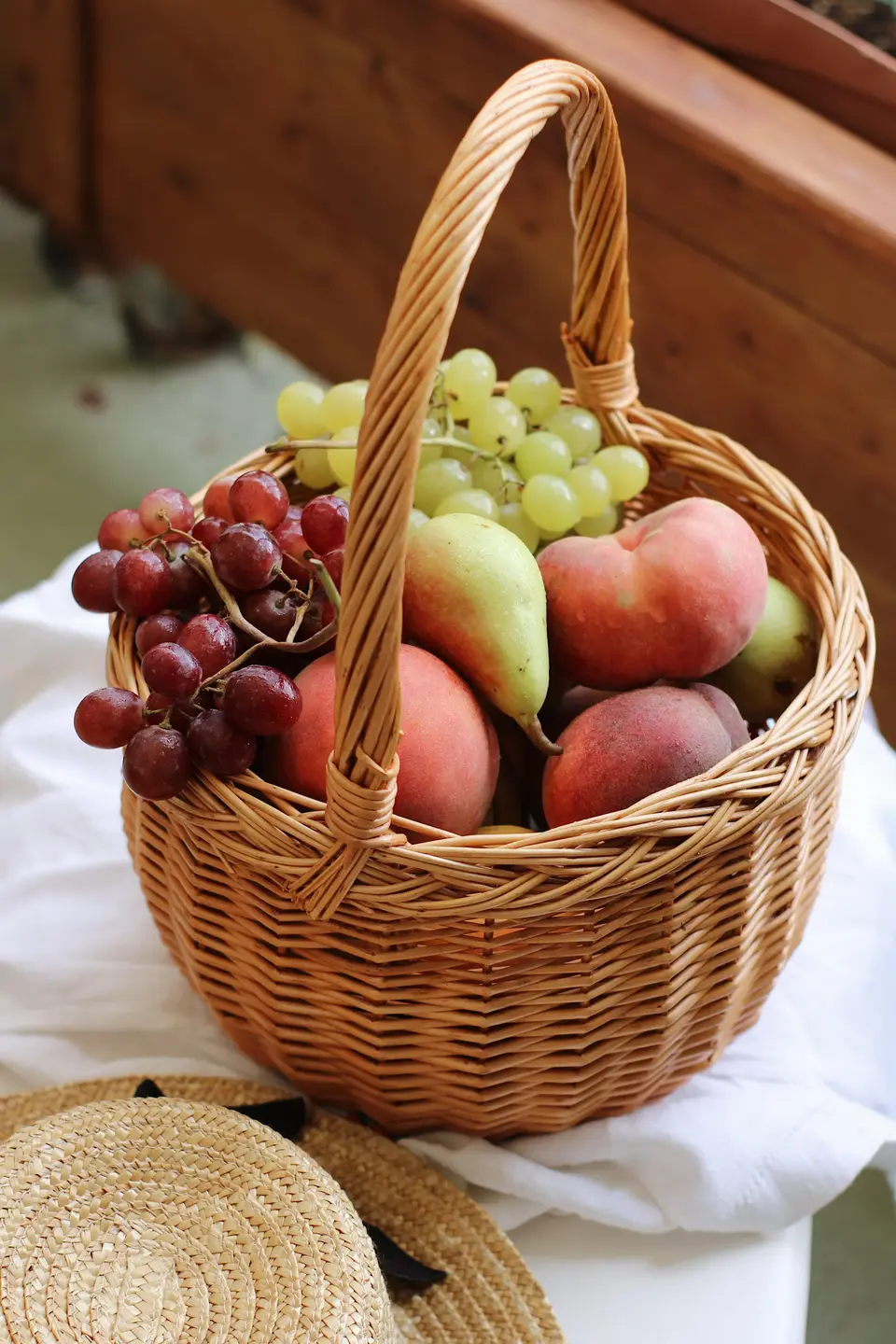Een mand met vers fruit