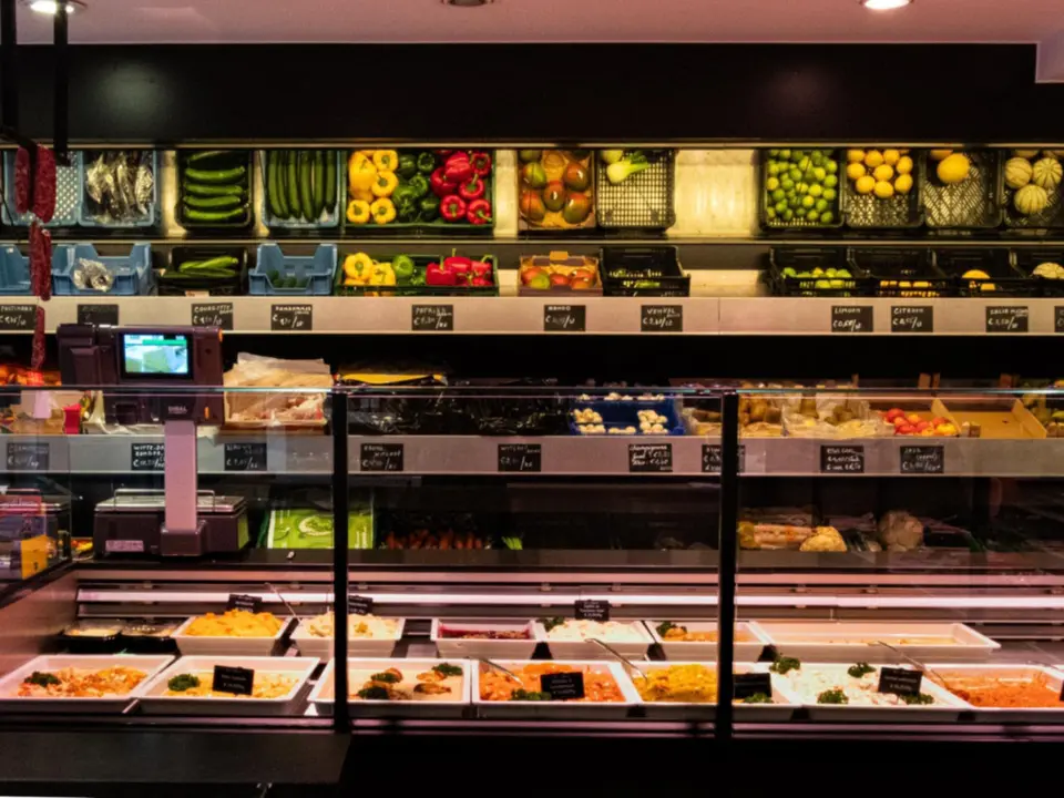 Vers fruit en groenten in de toonbank van Bon Appétit